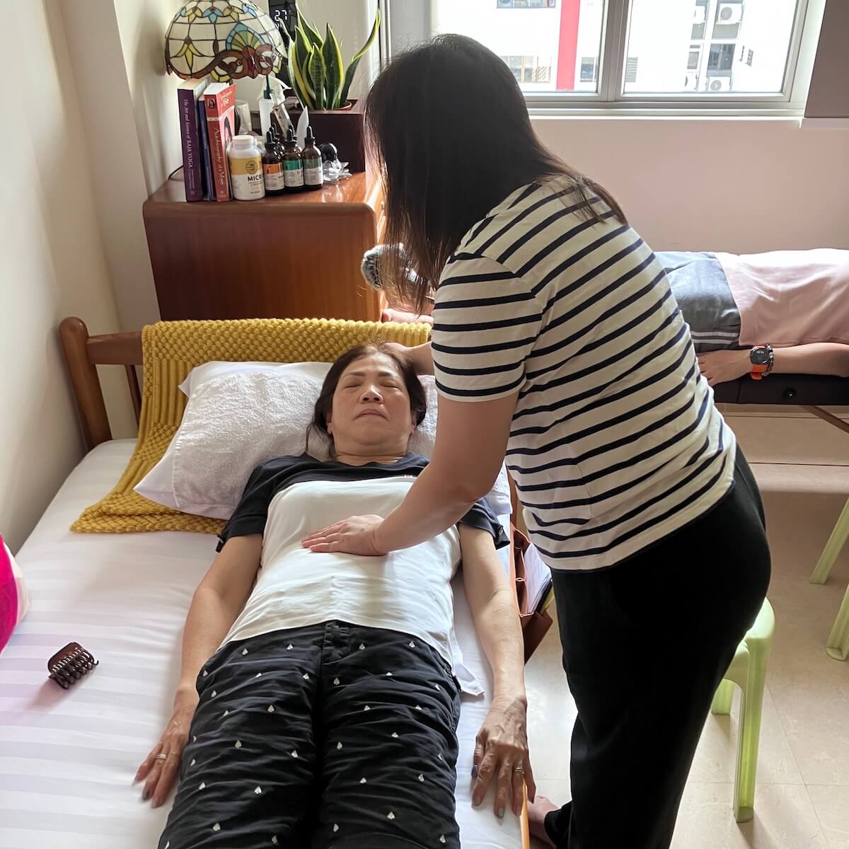 Students of Reiki 1 workshop on 20 Sep 2025 practicing reiki on each other