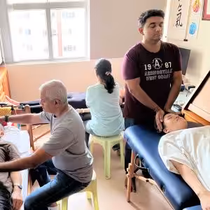 Students of Reiki 1 workshop on 4 Oct 2025 practicing reiki on each other